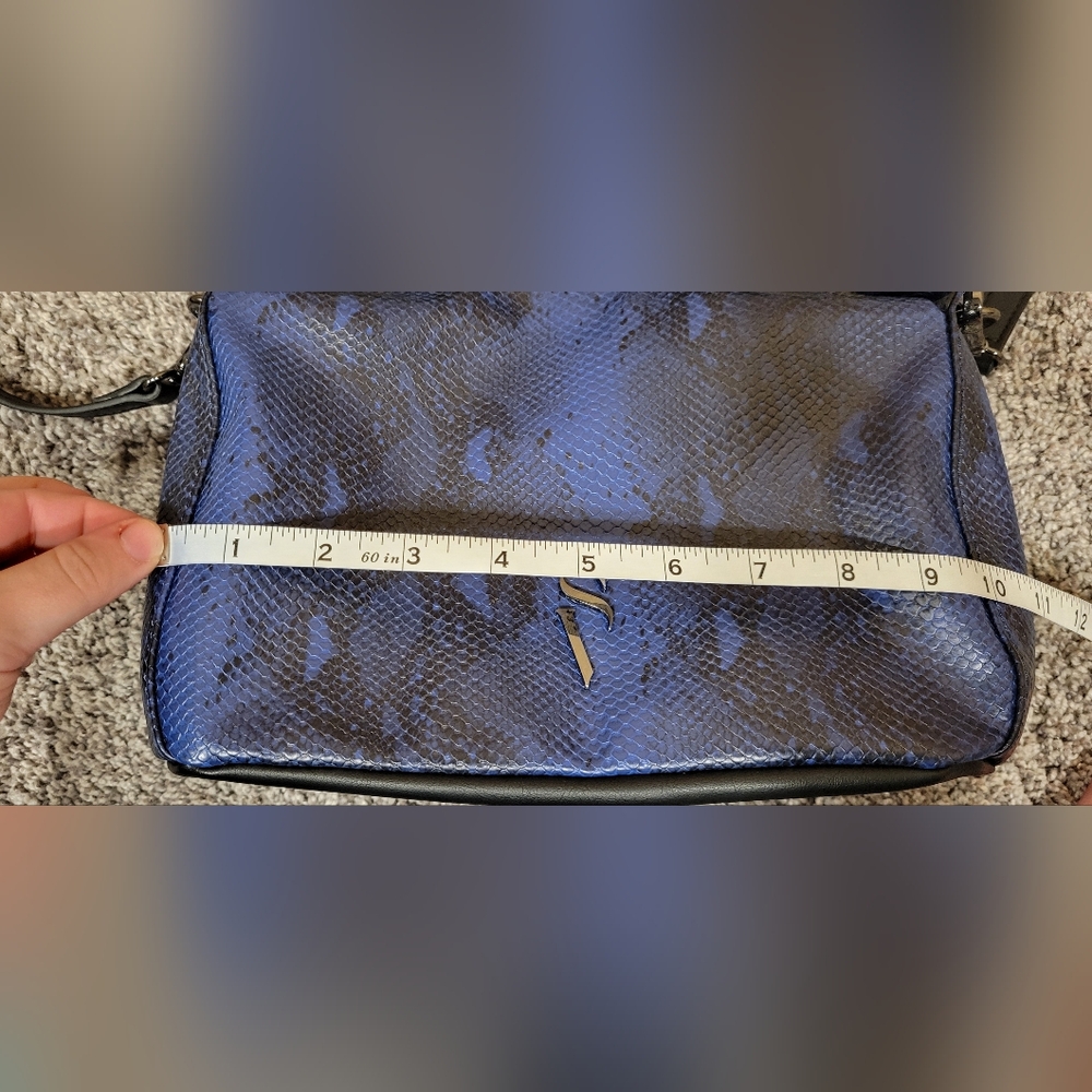 Simply Vera Blue Snake Print Purse - Picture 3 of 9